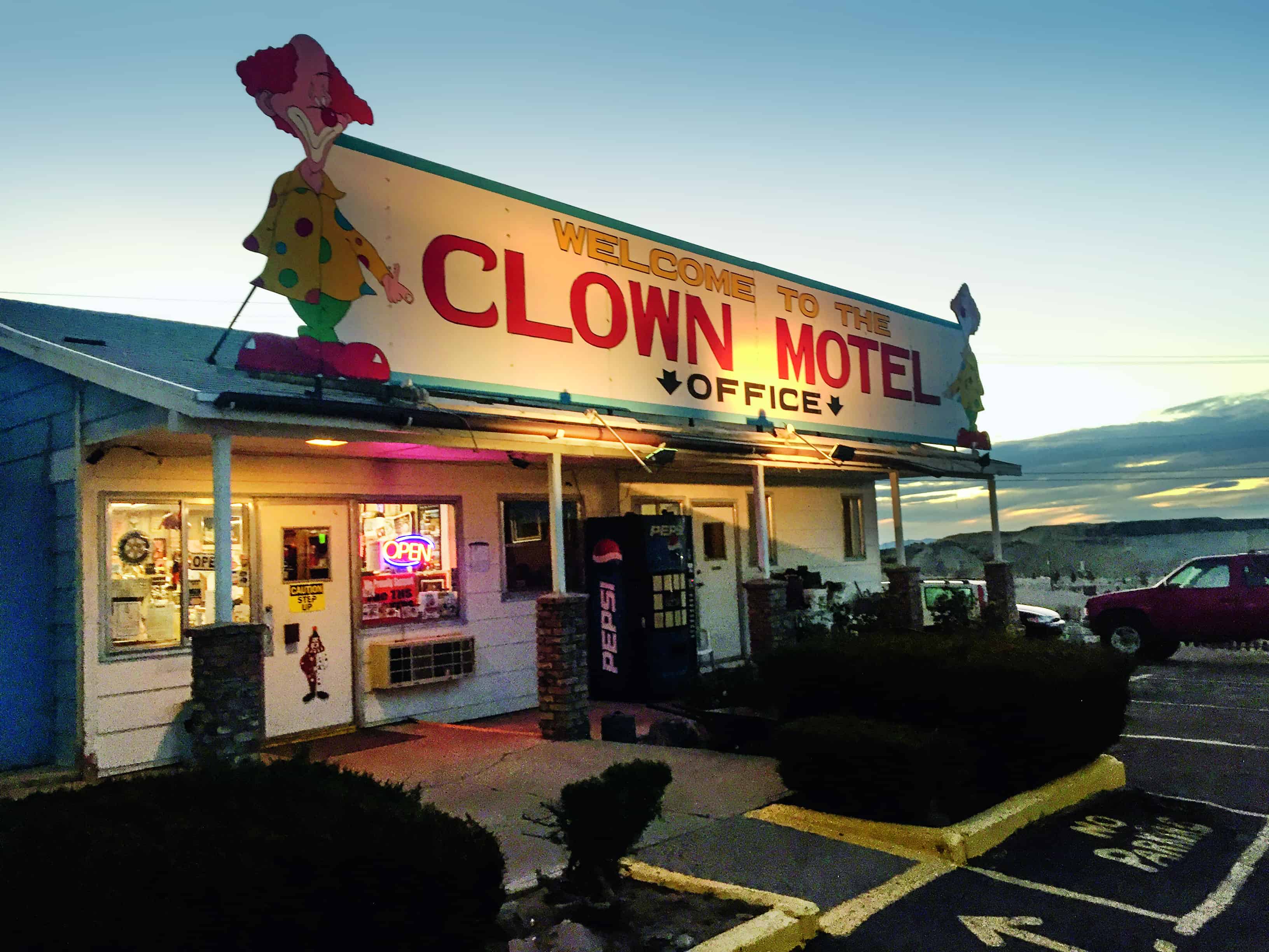 Das Clown Hotel von Außen bei Dämmerung