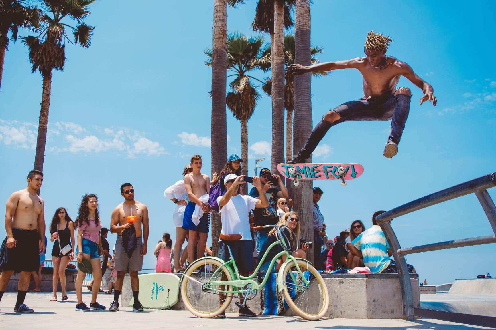 Skater vor Zuschauern am Venice Beach in LA