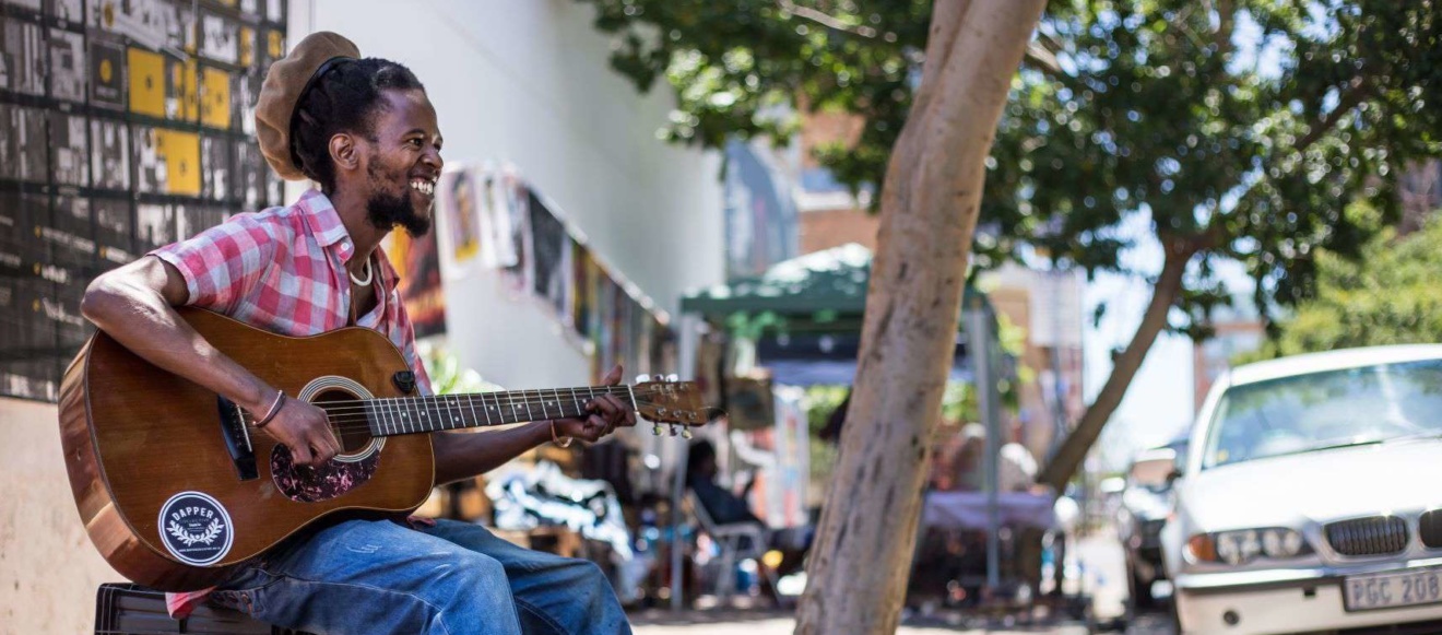Straßenmusiker mit Gitarre in Johannesburg