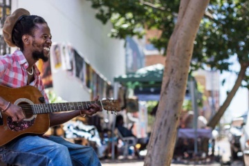 Straßenmusiker mit Gitarre in Johannesburg