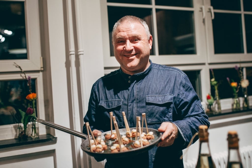 Koch Gerhard Flantua kreiert ein Menü aus Tulpen.