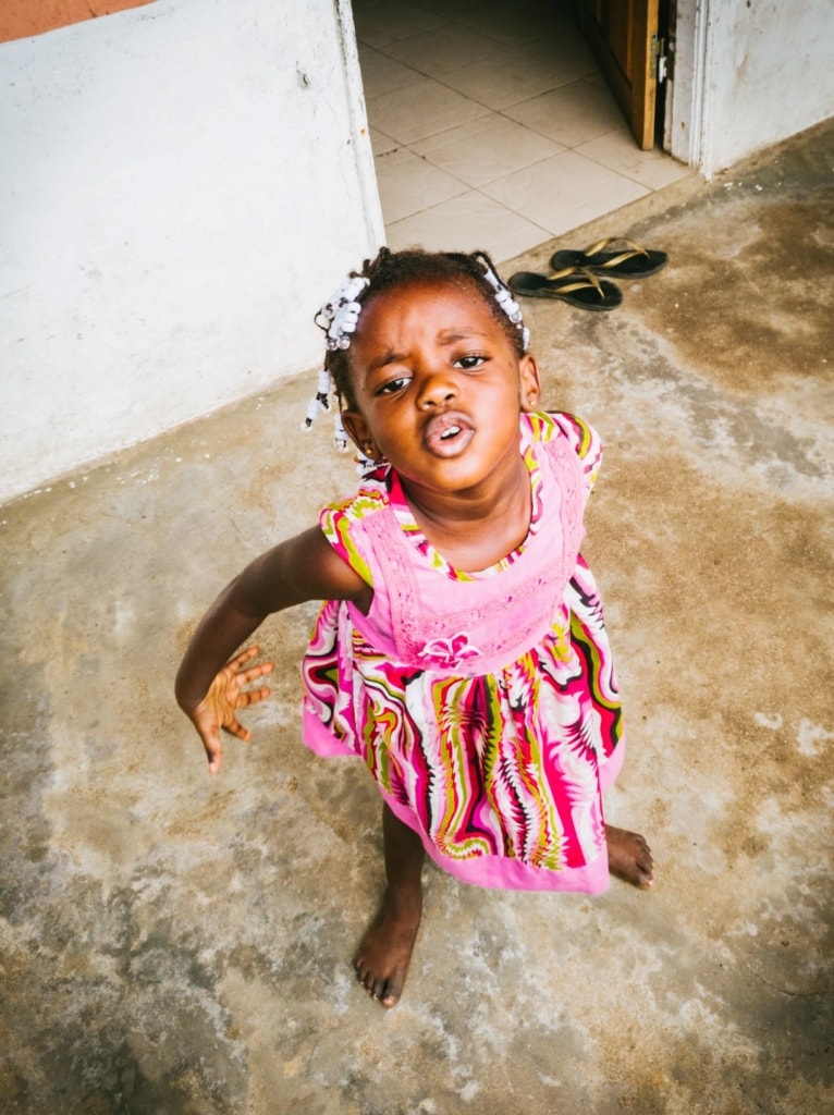 Kleines Mädchen auf São Tomé und Príncipe 