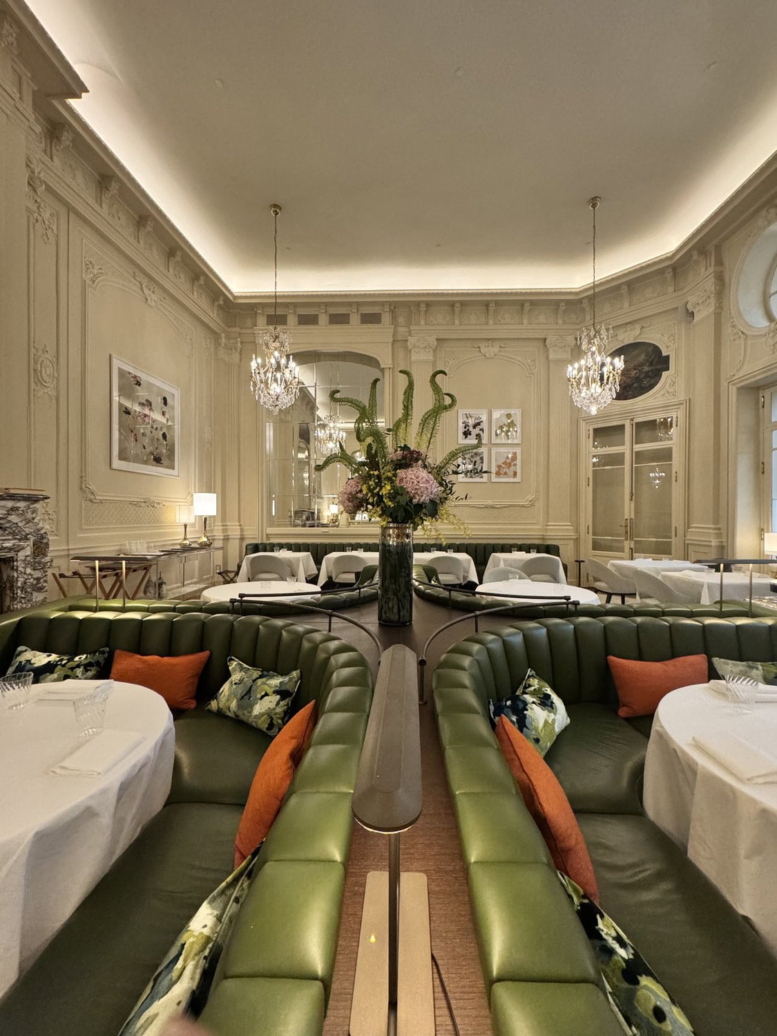 Restaurant mit grünen Lederbänken, Kronleuchtern und Stuck im Corinthia Grand Hotel Astoria in Brüssel