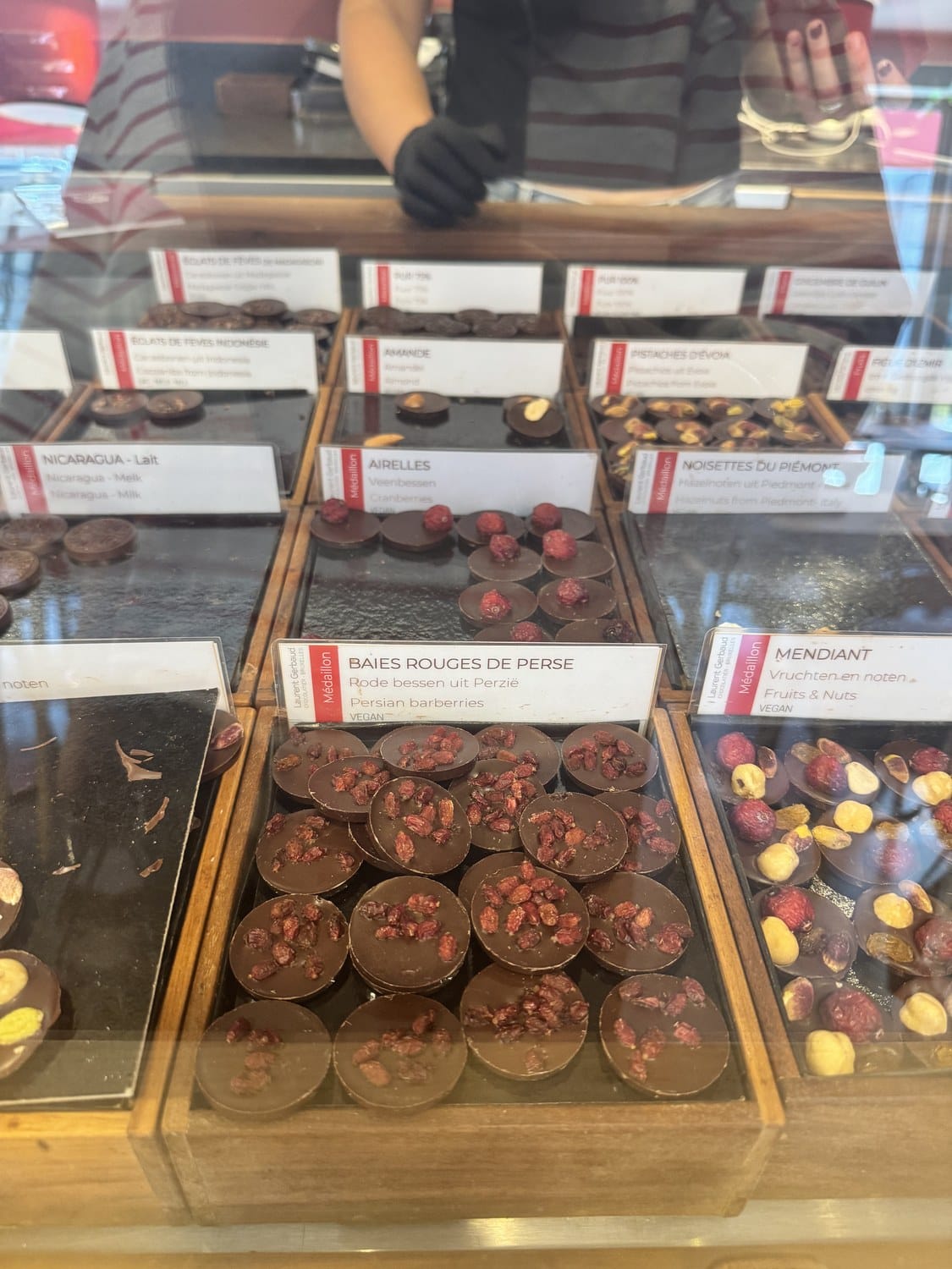 Schokoladen-Pralinen mit Berberitzen, Nüssen und Früchten in der Theke von Chocolatier Laurent Gerbaud in Brüssel