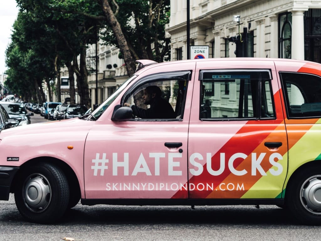 Auto mit "hate sucks" Schriftzug