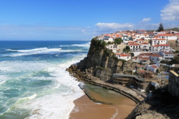 Wunderschöne Dörfer, wie hier Azenhas do Mar, liegen entlang des Pfades von »Portugal - Der Wanderfilm«.