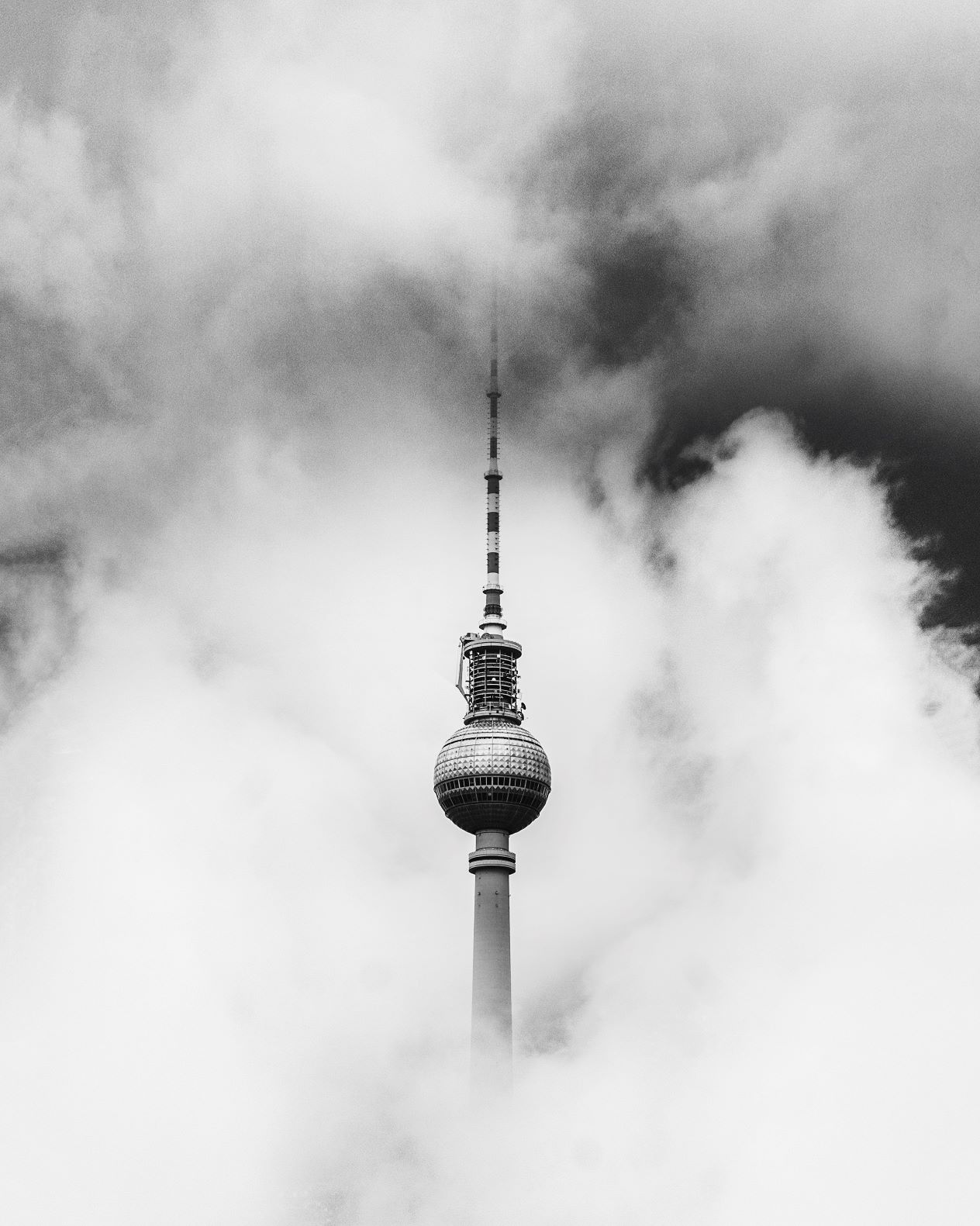 Fernsehturm Berlin in Wolken gehüllt