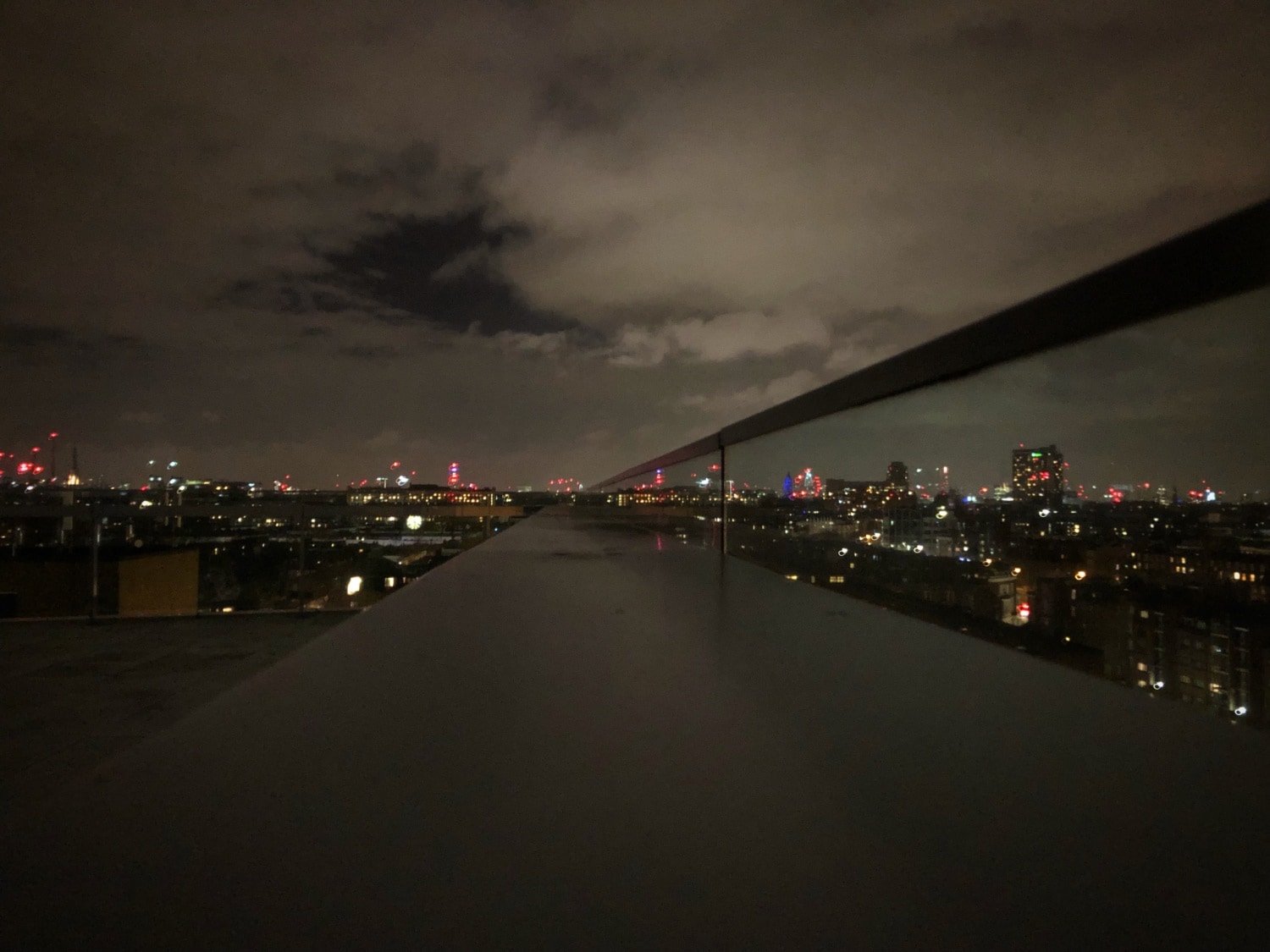 Nächtlicher Blick auf die Skyline von london