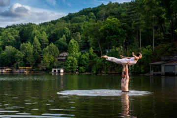 Mann und Frau praktizieren The Lift beim Dirty Dancing Festival im Lake Lure