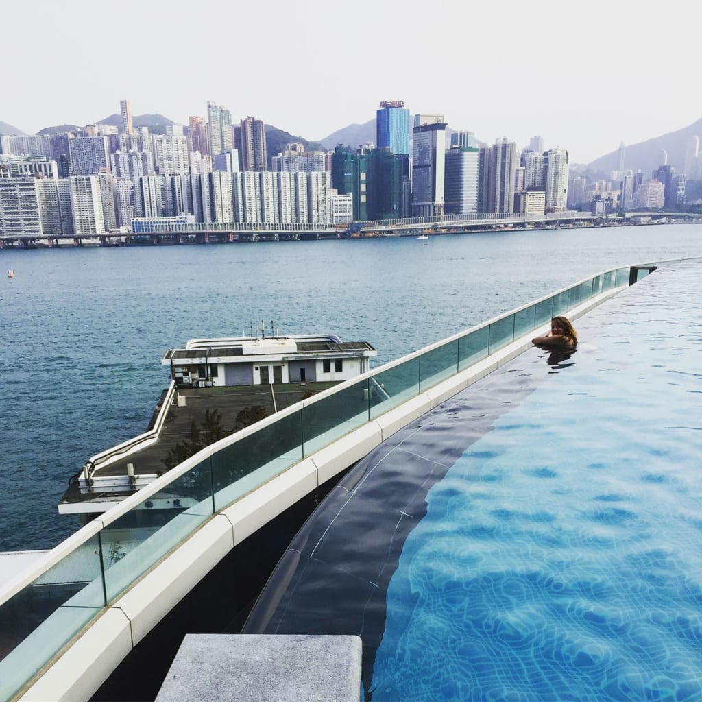 Im The Kerry Hotel badet es sich in Hongkong mit exzellenten Aussichten.