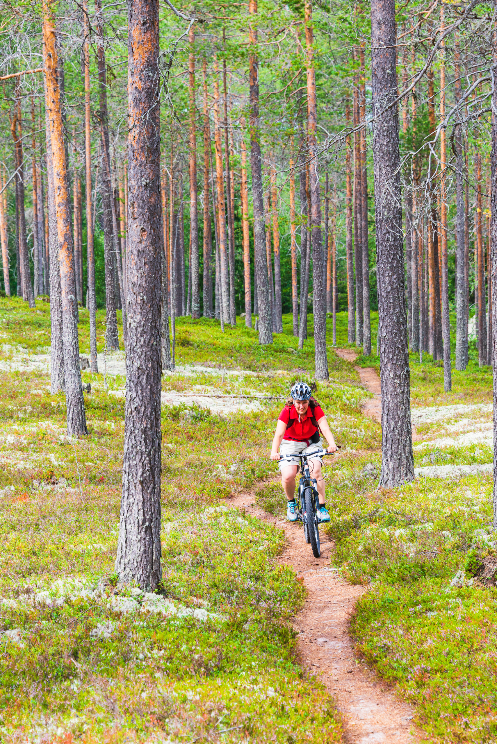 Mountainbikerin unterwegs in Schwedens Natur
