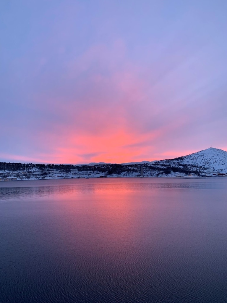 Sonnenuntergang vor der Küste Norwegens im Winter