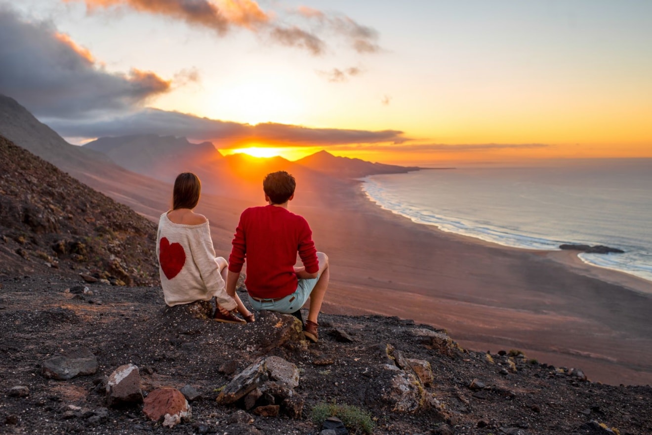 Pärchen beim Sonnenuntergang am Cofete-Strand auf Fuerteventura