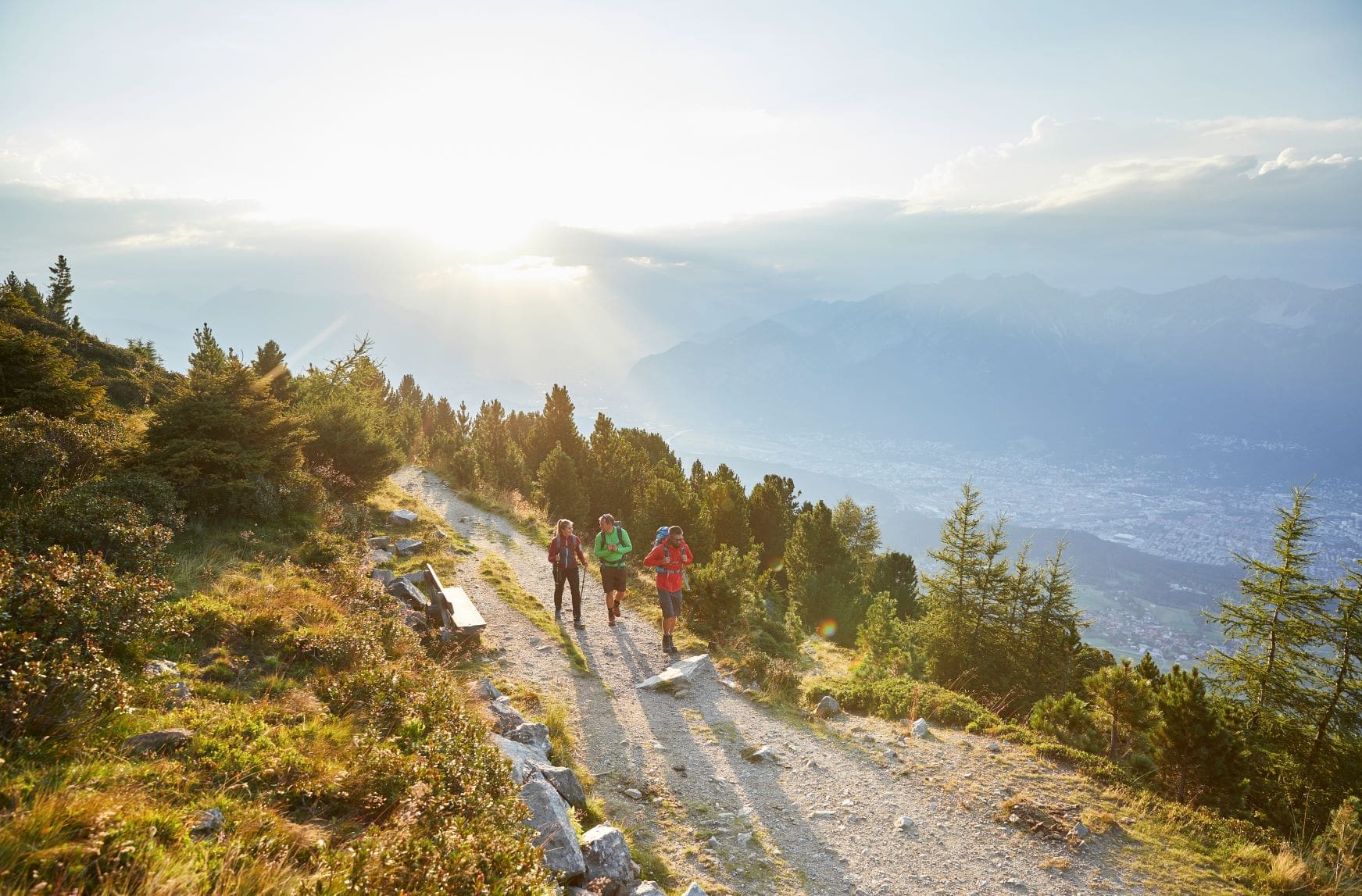 Wanderer auf dem Innsbruck Trek Zirbenweg Patscherkofel