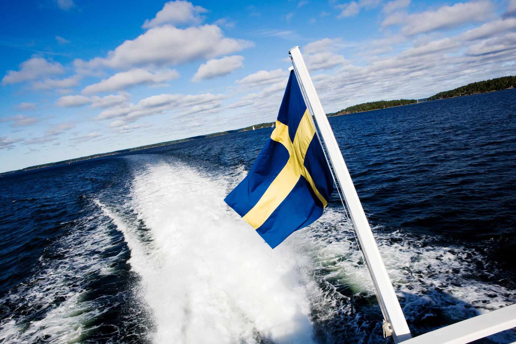 Eine Tour mit dem Schnellboot durch den Schärengarten von Stockholm gehört zu den coolsten Aktivitäten in Schweden