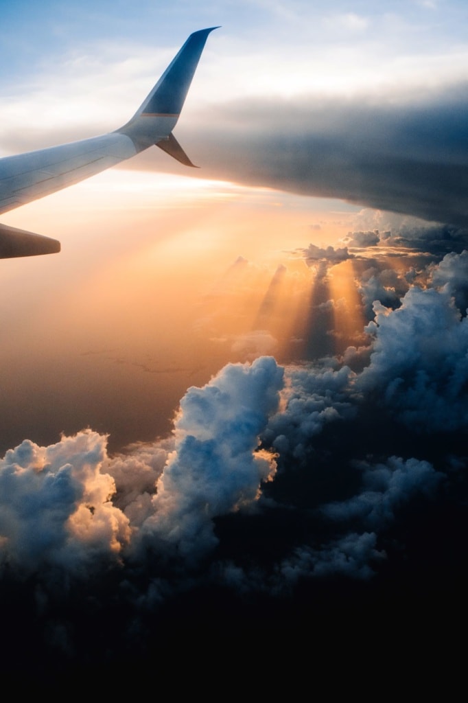 Flugzeug-Flüge über den Wolken