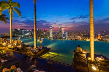 Hotelpool des Marina Bay Sands auf die Skyline der Stadt bei Nacht