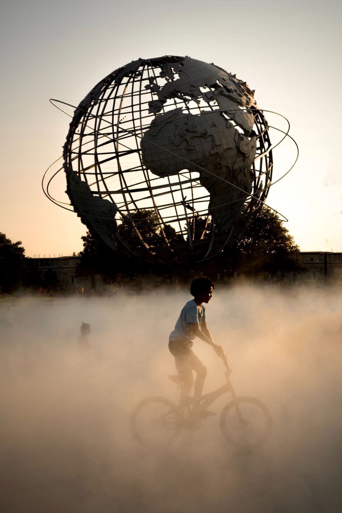 Kind auf Fahrrad vor Unisphere in Queens 