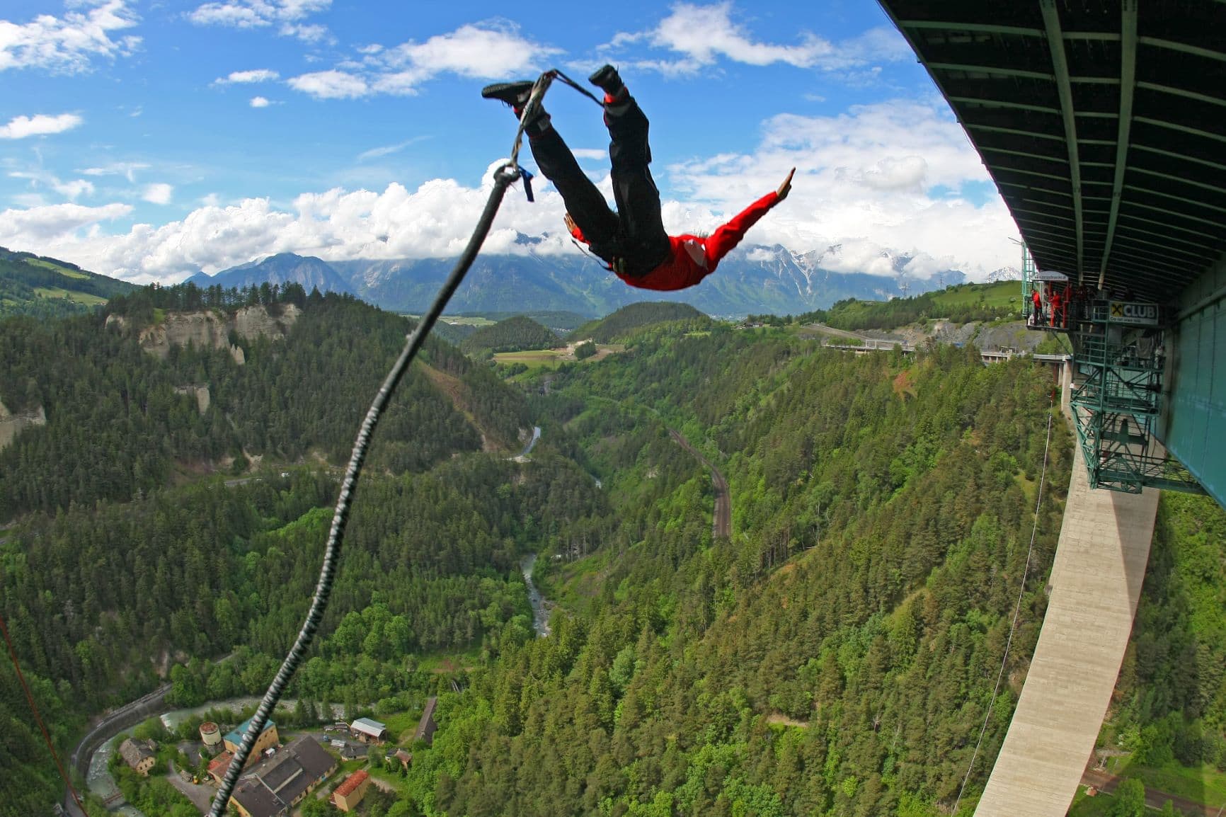 Bungee Jumper von der Europabrücke