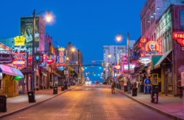 LED-Schilder auf Beale Street in Memphis bei Nacht