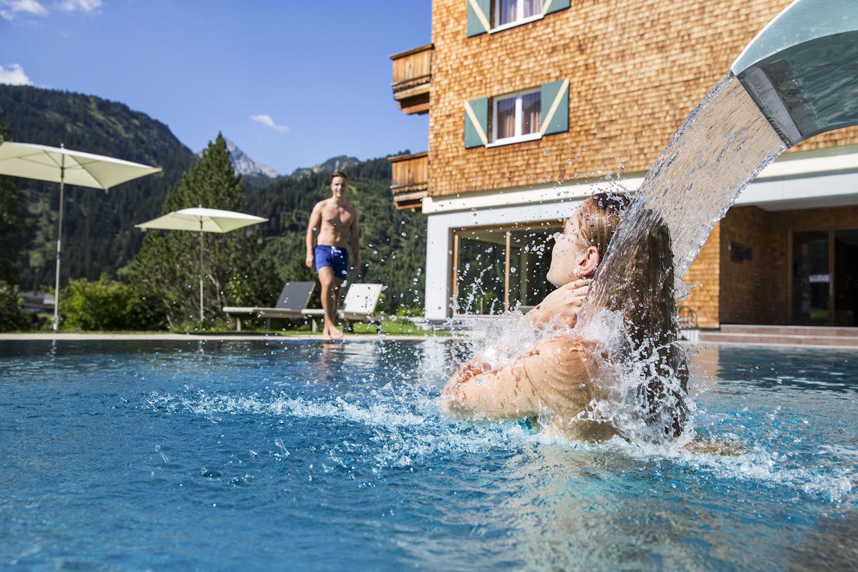 Im Genießerhotel Hohenfels dürfen Gäste sich auf den beheizten Außenpool mit Bergeblick freuen.