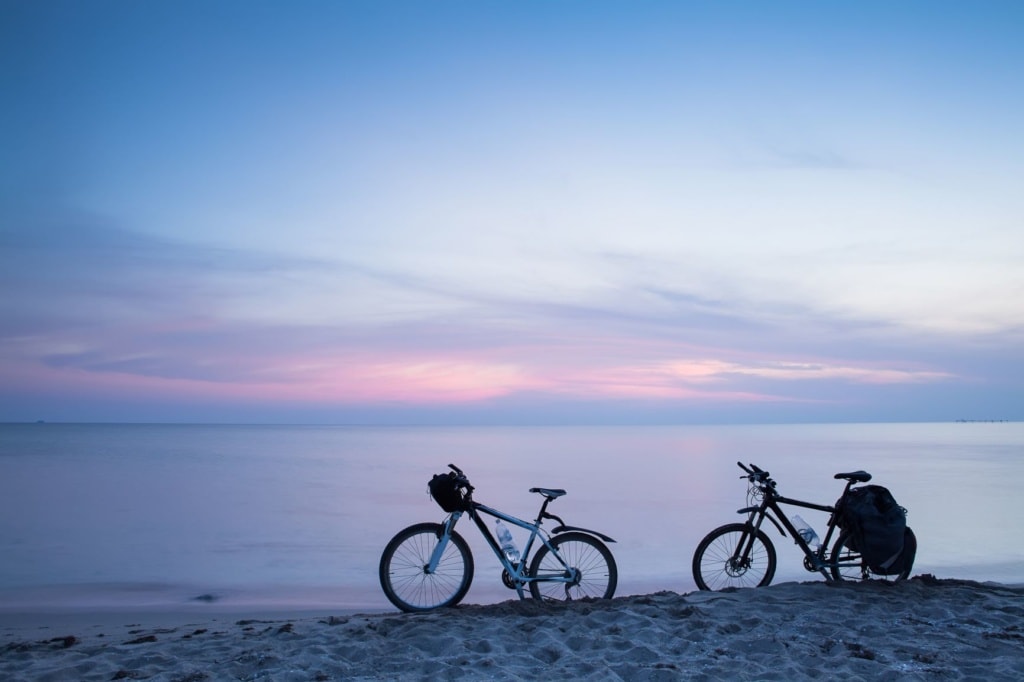 Fahrräder stehend am Strand