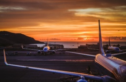 Flugzeuge auf Rollfeld auf Gran Canaria