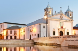 Kirche in Lagos (Portugal) bei Dämmerung