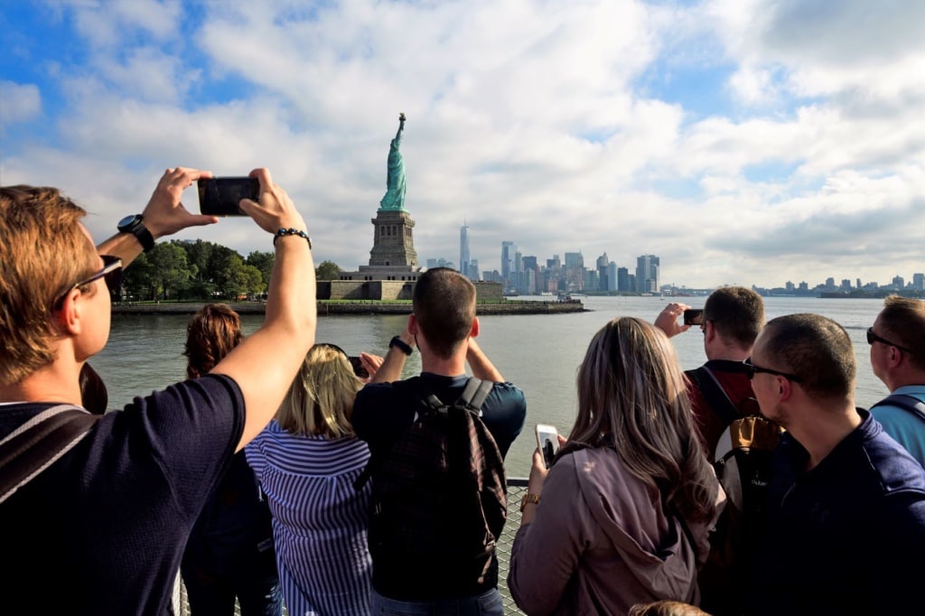 Touristen fotografien von Fähre die Freiheitsstatue in New York