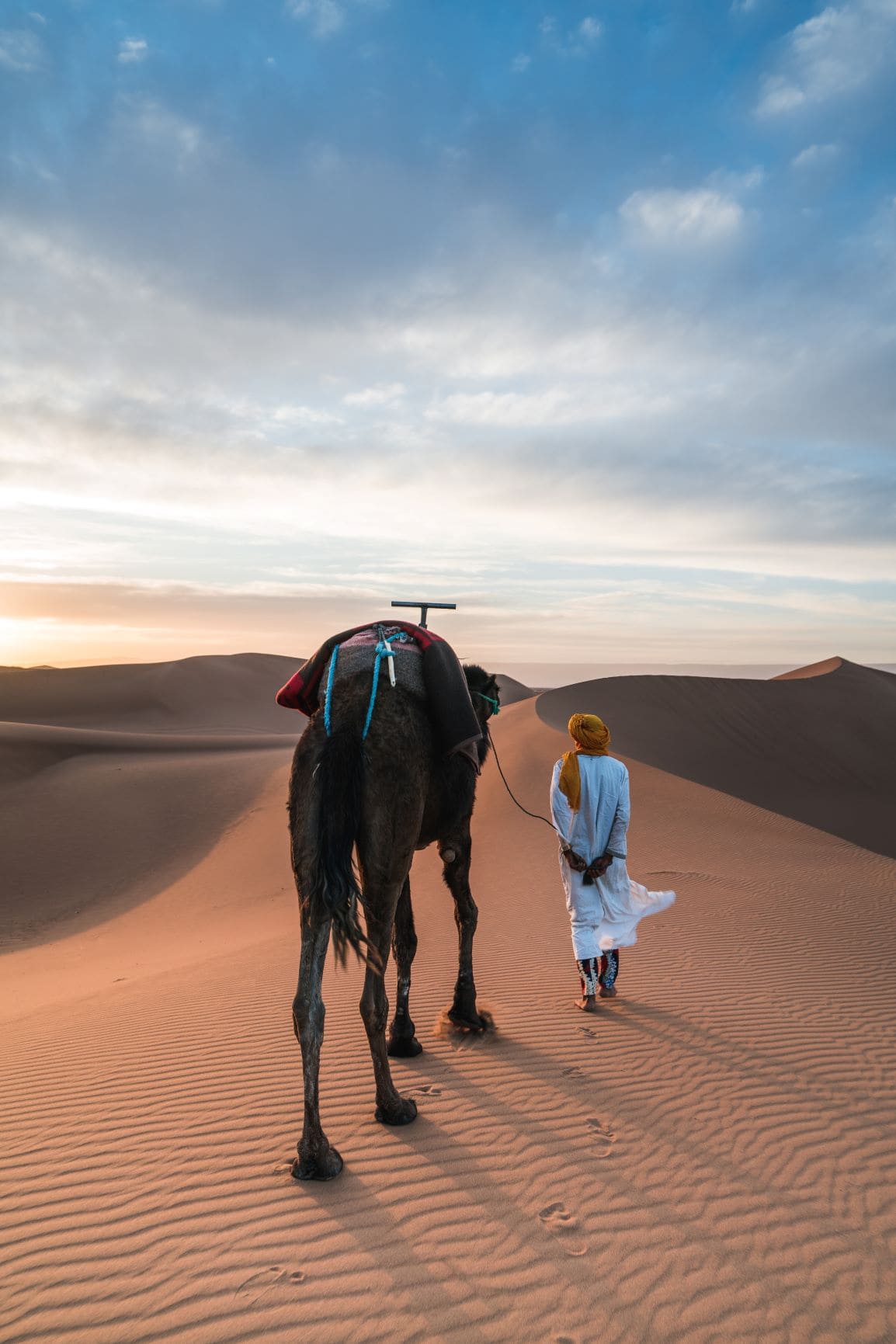 Nomade mit Kamel in Wüste