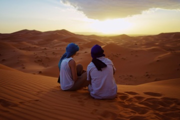Mann Frau Wüste Sahara Marokko Sonnenuntergang
