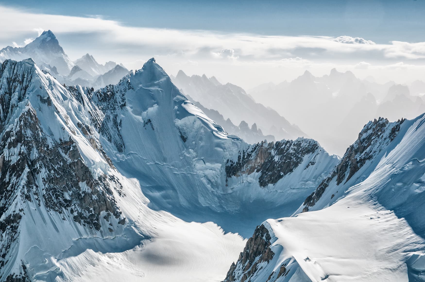 Verschneite Bergspitzen des K2