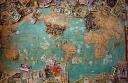 Geldscheine auf Weltkarte