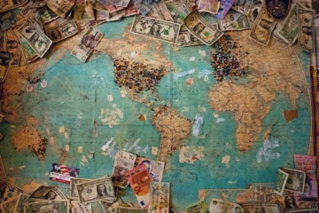 Geldscheine auf Weltkarte