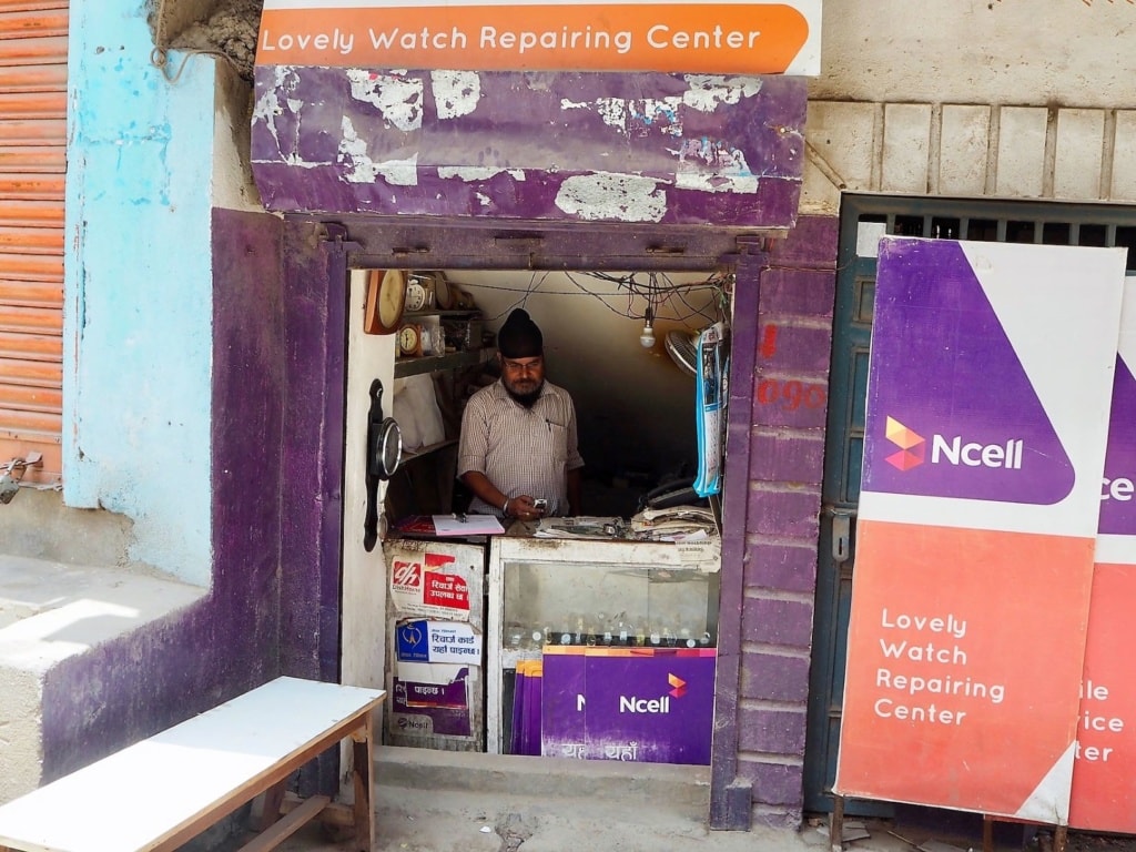 Einkaufen in Nepal: Uhr-Repariergeschäft 