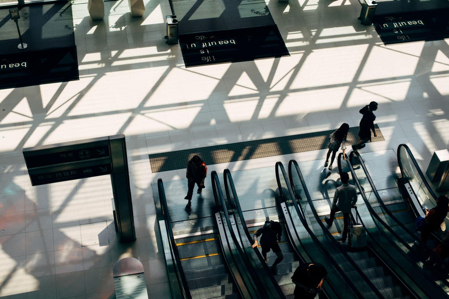 Rolltreppe Flughafen Passagiere