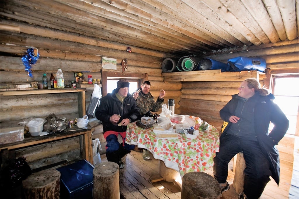 Abendessen im Trappercamp in Russland