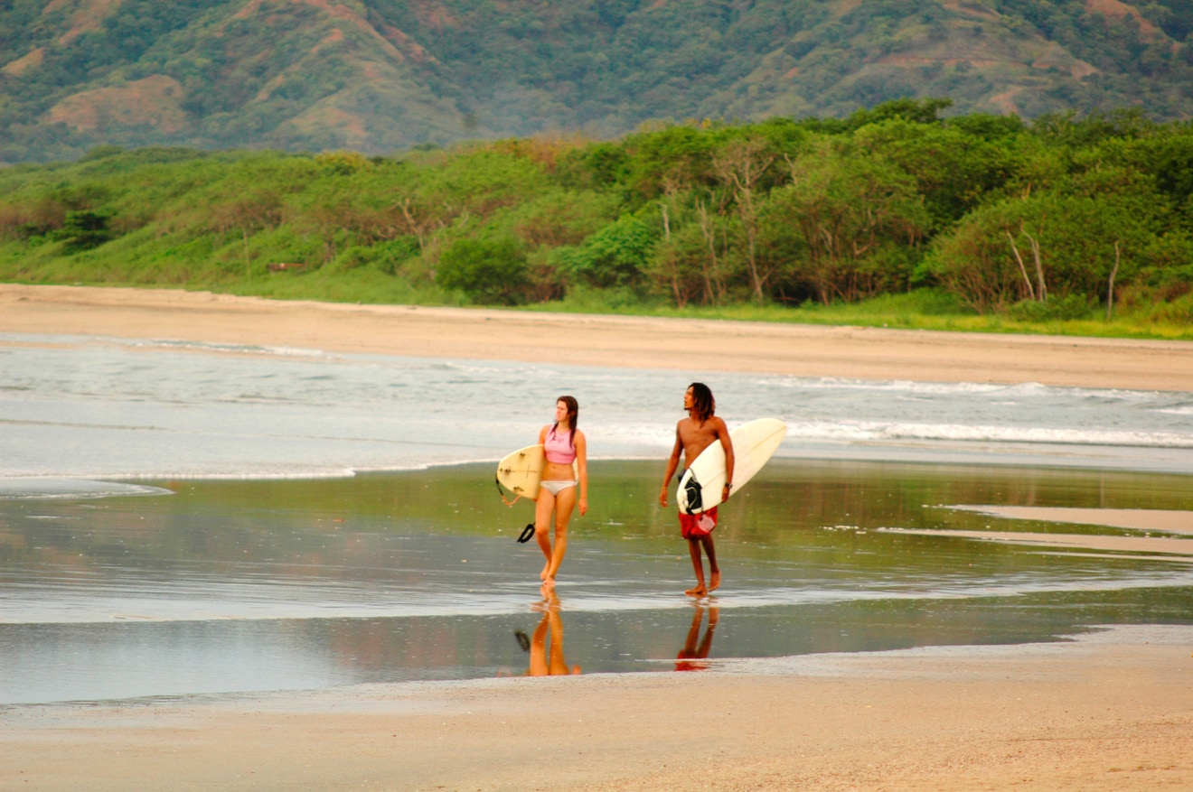 Zwei Surfer am Strand von Samara in der Provinz Guanacaste, Costa Rica