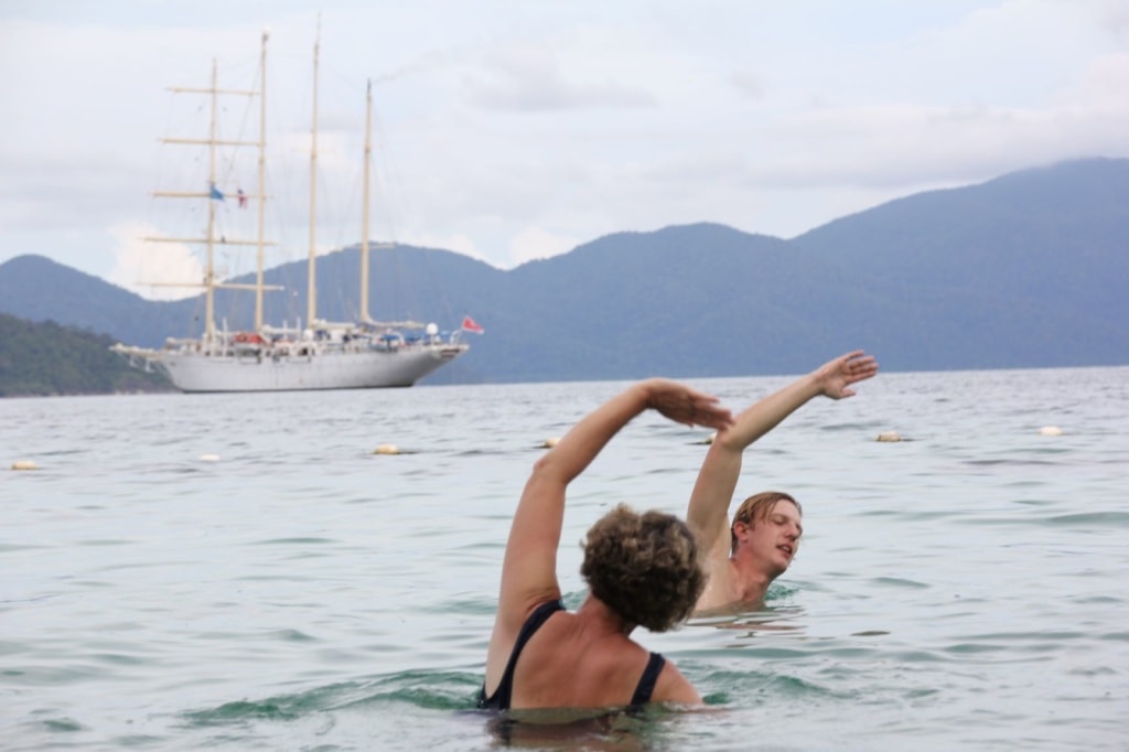 Mann und Frau beim Yoga im Wasser