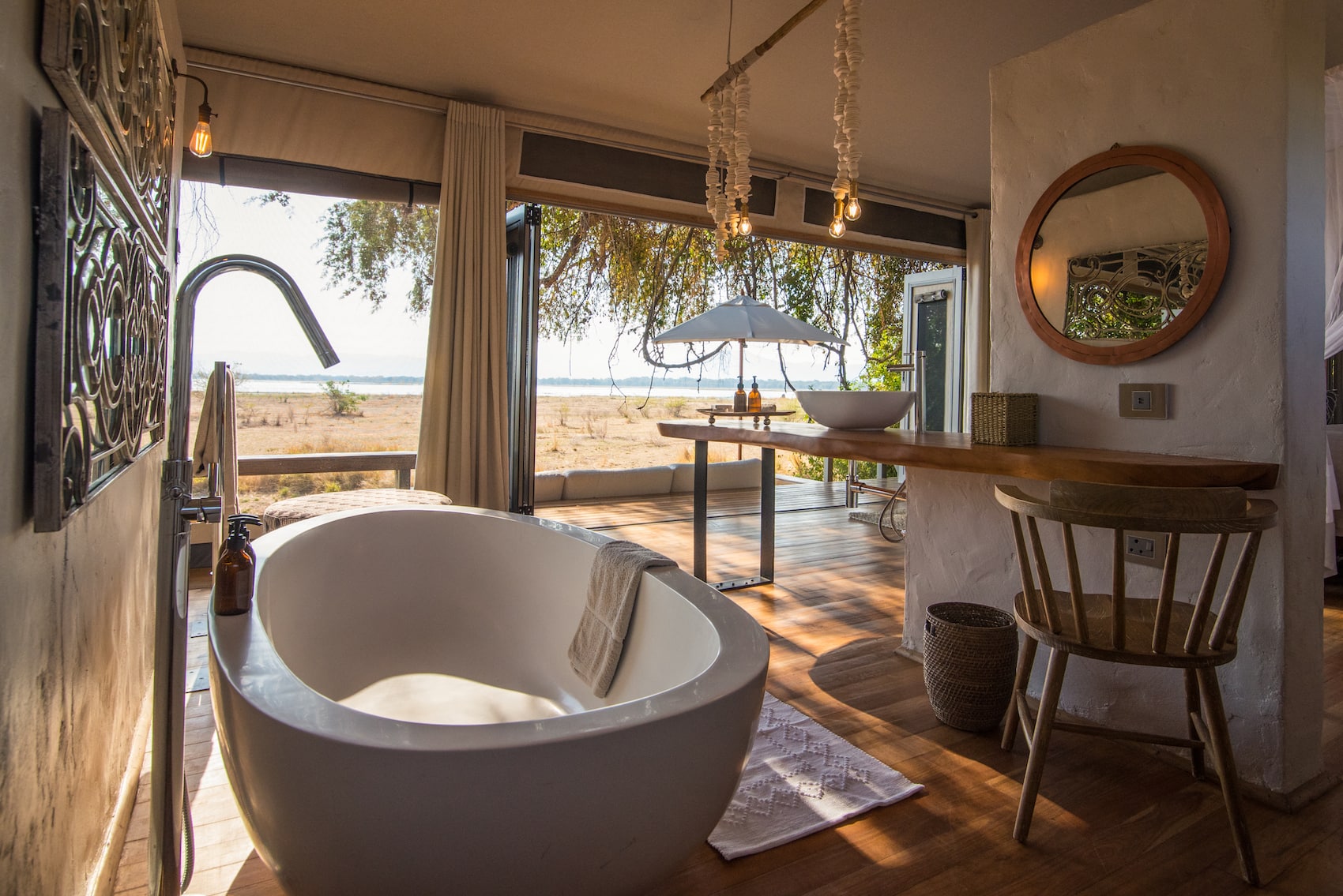 Badewanne im Glamping-Zelt des Camps Chikwenya in Simbabwe