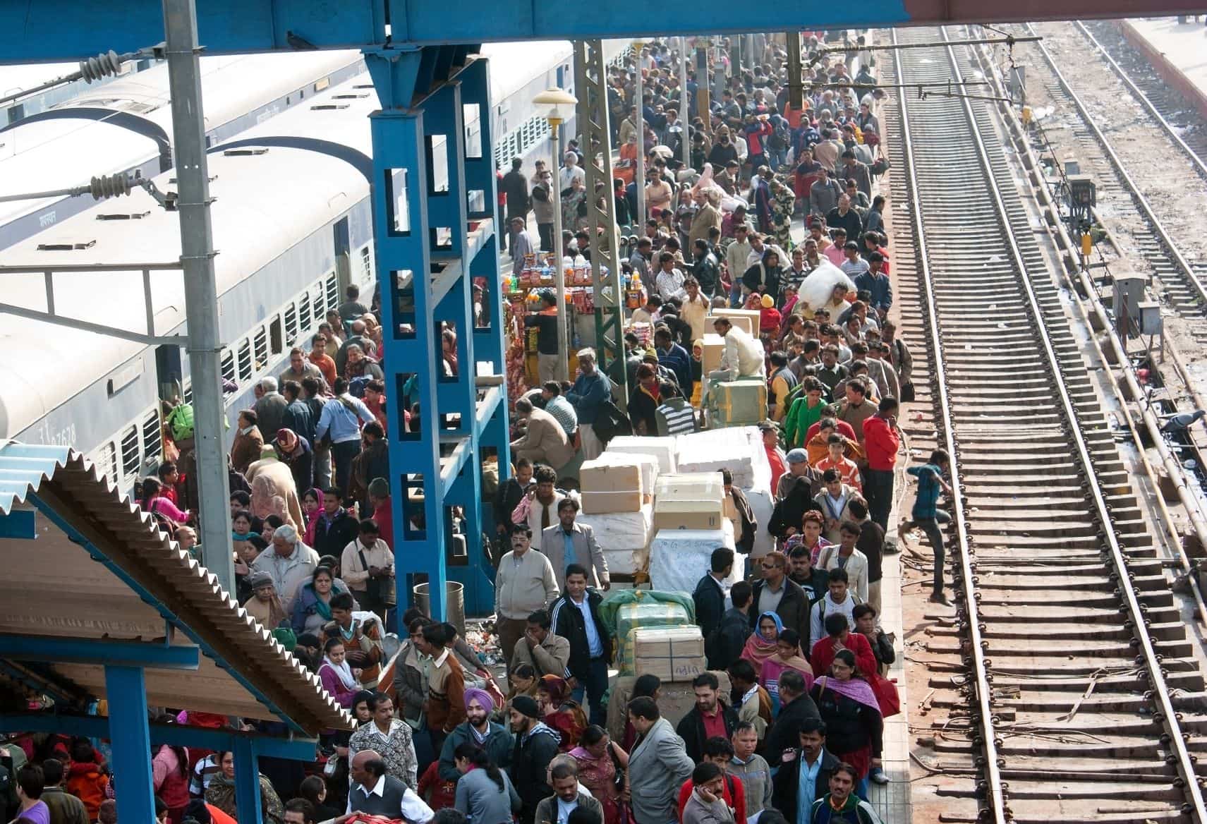 Menschenmasse am Gleis im Bahnhof Delhi, Indien