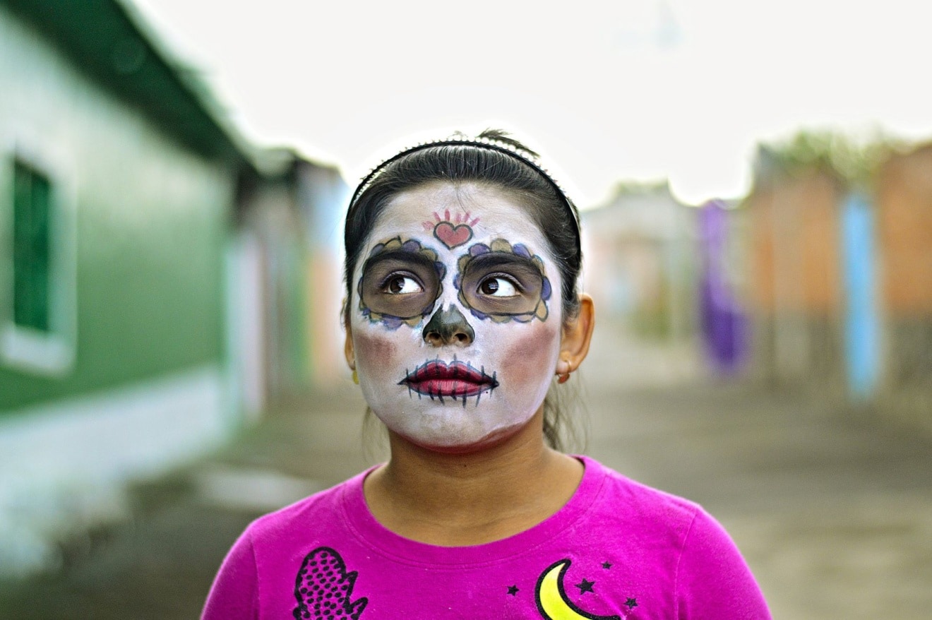 Geschminktes Mädchen während des Día de los Muertos