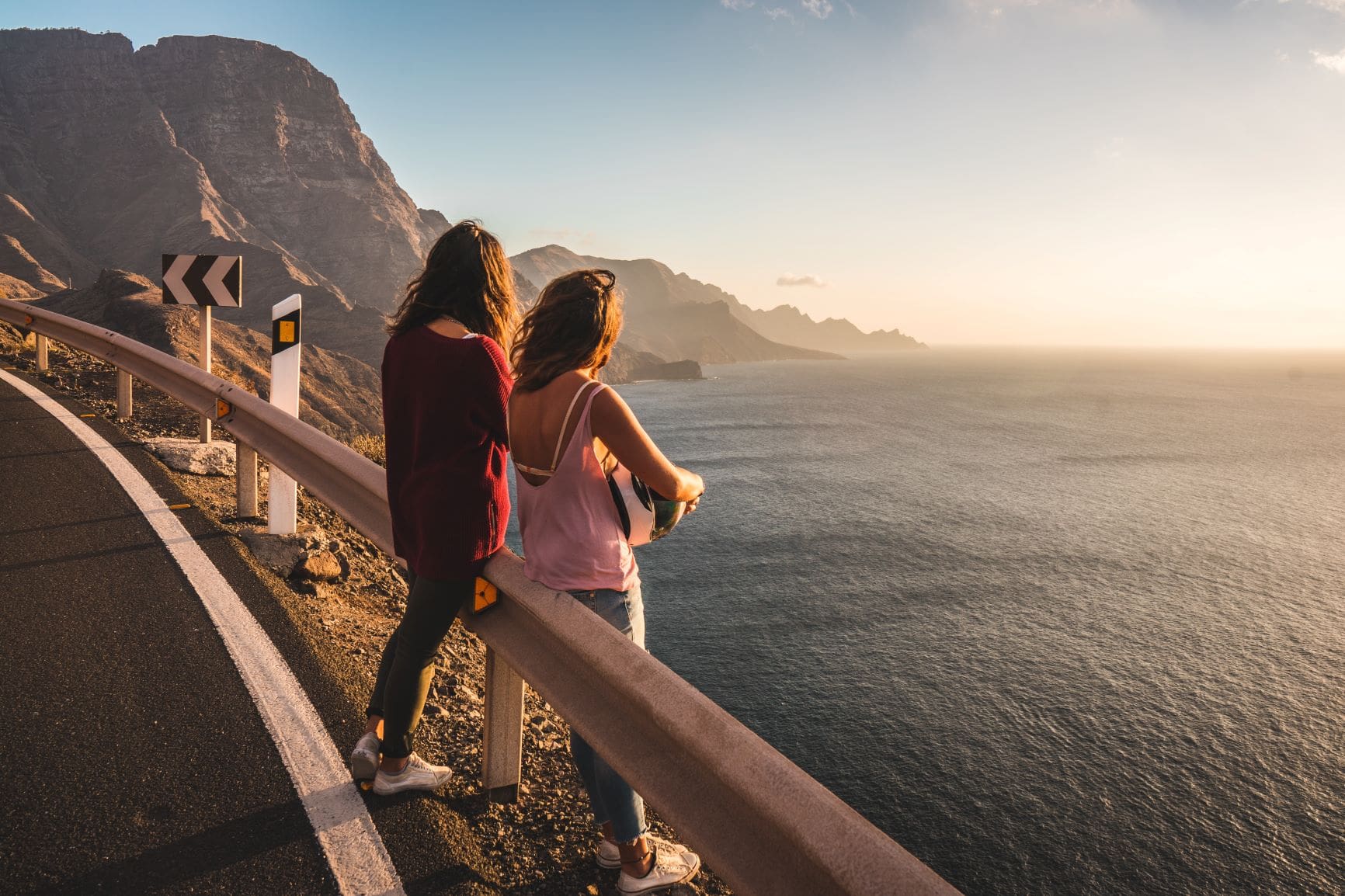 Frauen beobachten den Sonnenuntergang auf Gran Canaria