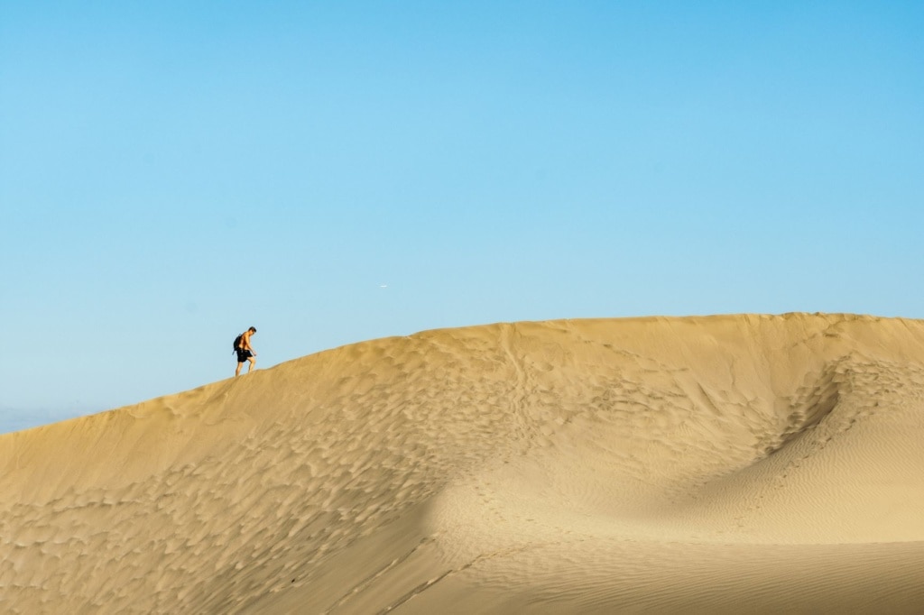 Mann durchstreift die Dünen von Maspalomas auf Gran Canaria