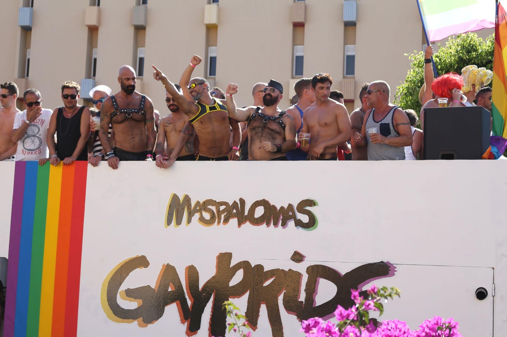 Foto: Teilnehmer auf Paradewagen beim Maspalomas Pride 