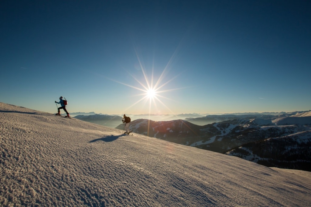 Skitouren-Geher in den Bergen von Kärnten im Winter