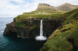Trendziel Faröer - Küste mit Wasserfall