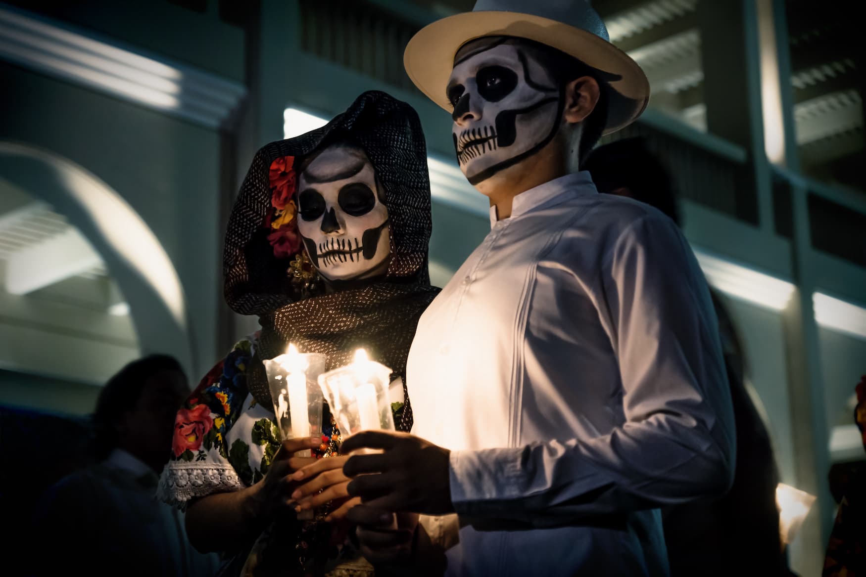Verkleidete Menschen legen Opfergaben am Dialog de los Muertos in Mexiko nieder