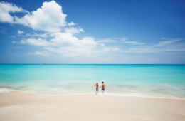 Paar auf Antigua läuft vom Strand ins Meer