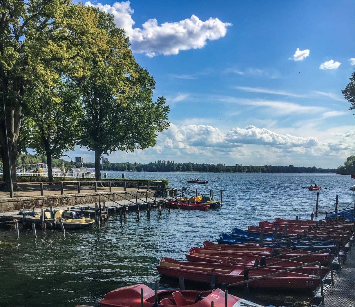 Berlin auf alternativen Routen entdecken: Boote am Tegler See